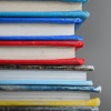 Ein Stapel Bücher mit unterschiedlich farbigen Einbänden 
